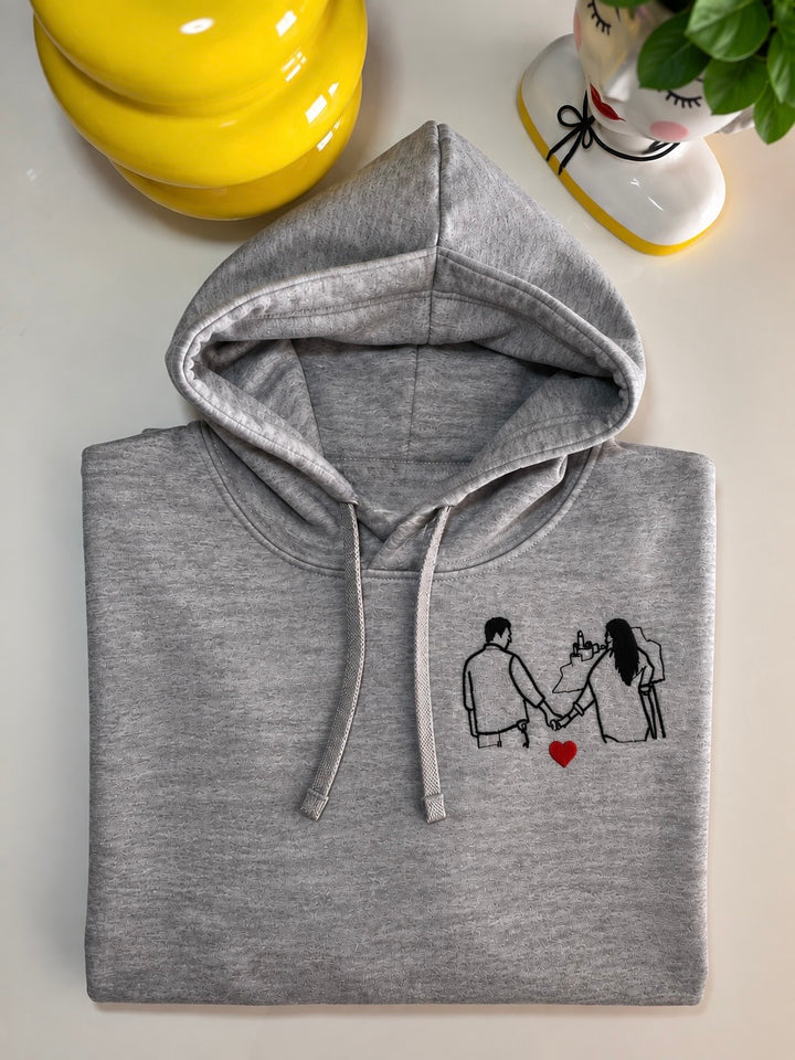 Felpa con cappuccio personalizzata con foto stilizzata ricamata, vista prodotto