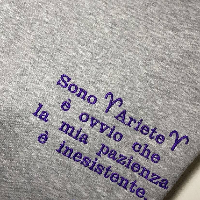 Felpa Personalizzata grigia con ricamo viola &