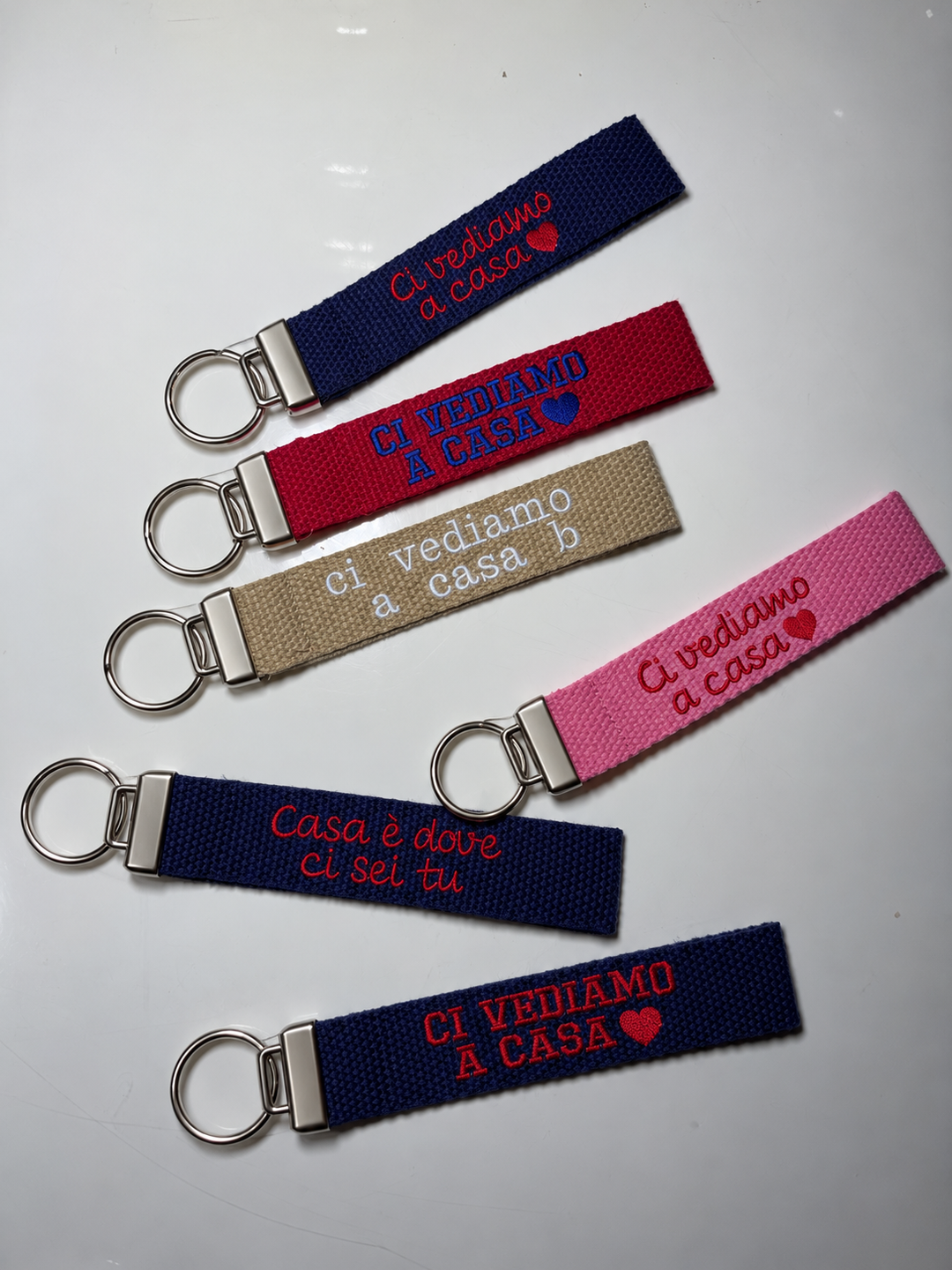 Portachiavi in tela blu, rossa, beige e rosa con scritte ricamate personalizzate