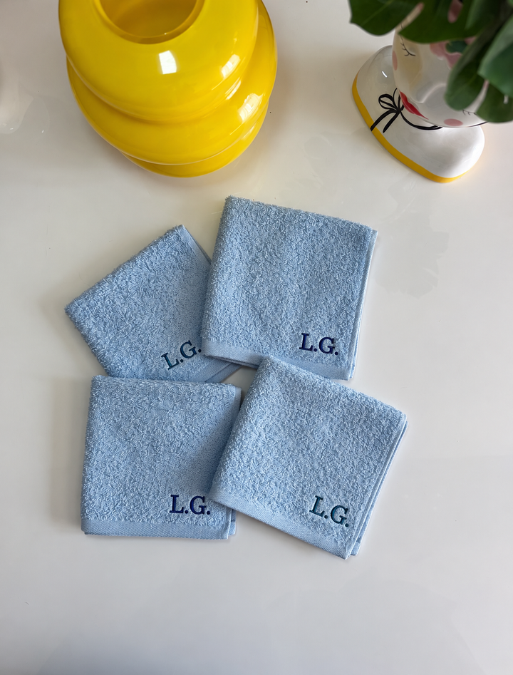 Set di quattro asciugamani personalizzati in tessuto morbido con monogramma blu, ideali per bagno, colore beige, dimensioni compatte