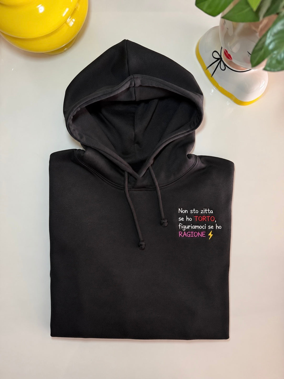 Felpa con cappuccio personalizzata ricamata, vista indossata