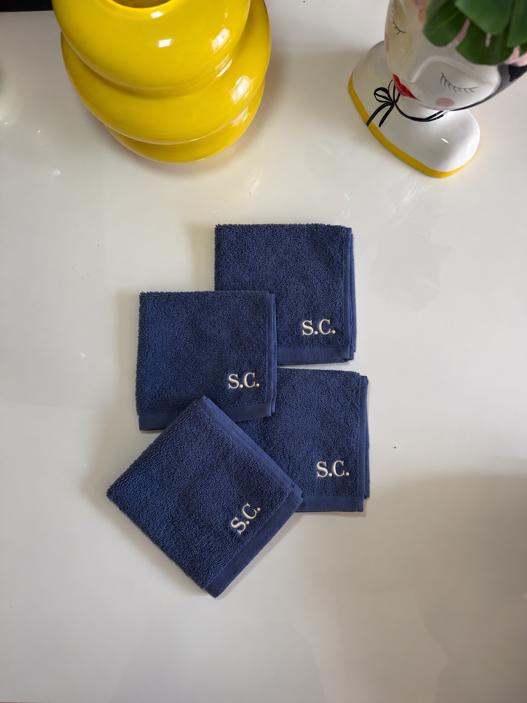 Set di quattro asciugamani personalizzati in tessuto morbido con monogramma verde, ideali per bagno, colore beige, dimensioni compatte