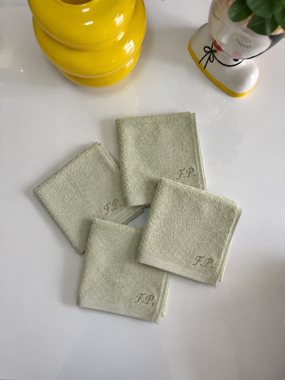 Set di quattro asciugamani colorate in tessuto di cotone con ricamo, dimensioni 30x30 cm, ideale per cura quotidiana, stile elegante