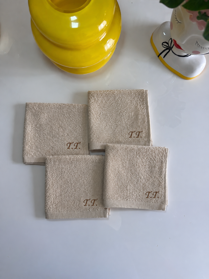 Set di quattro asciugamani personalizzati in tessuto morbido con monogramma blu, ideali per bagno, colore beige, dimensioni compatte