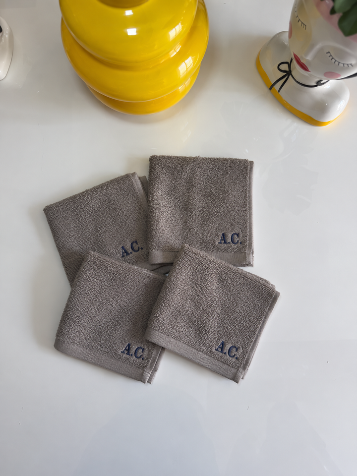 Set di quattro asciugamani colorati in spugna di cotone 100% con ricamo, dimensioni 30x30 cm, ideale per uso quotidiano in bagno