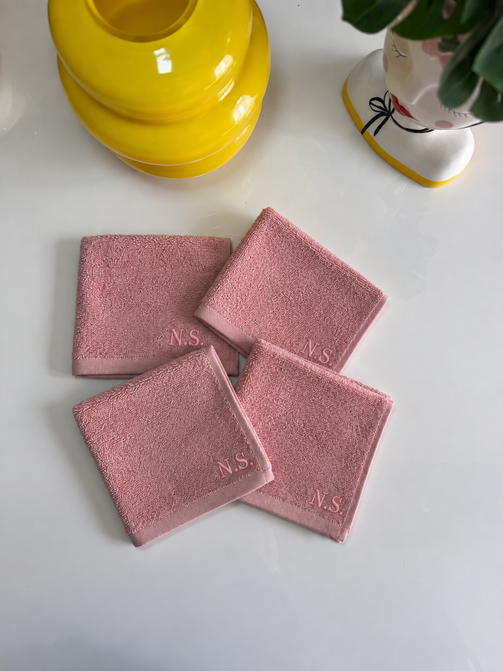 Set di quattro asciugamani in tessuto jacquard rosa con monogramma personalizzato, perfetti per il bagno di lusso