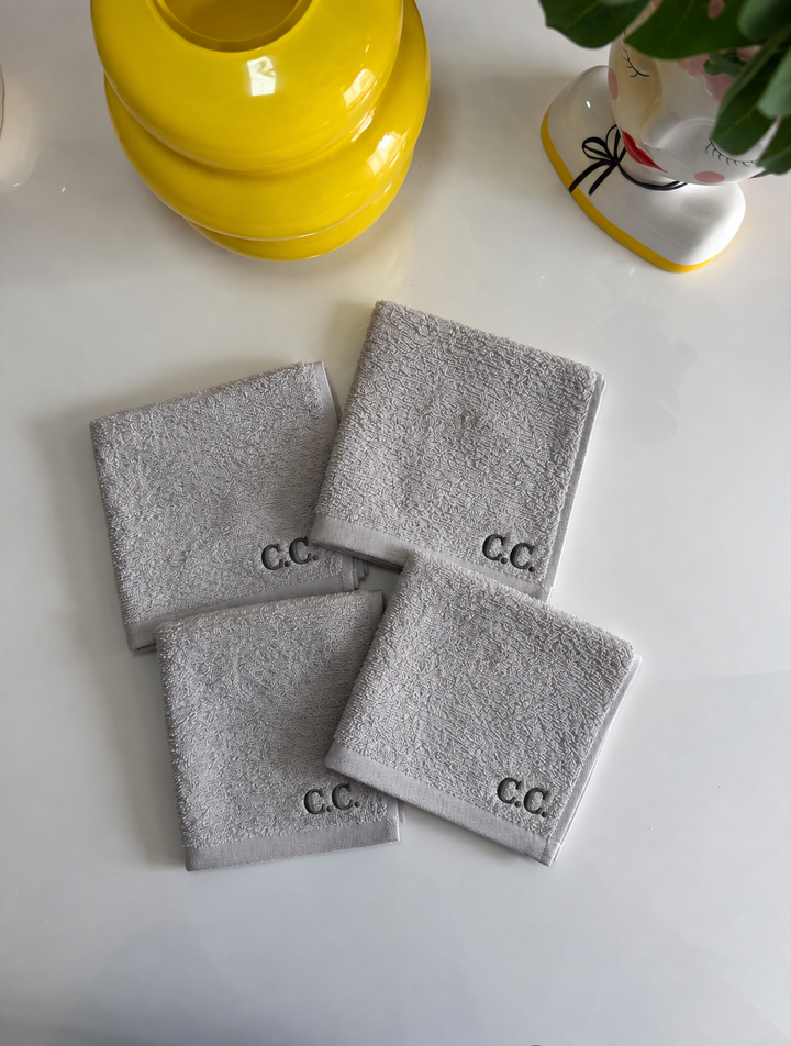 Set di quattro asciugamani in tessuto jacquard color crema con monogramma personalizzato, ideale per uso domestico elegante