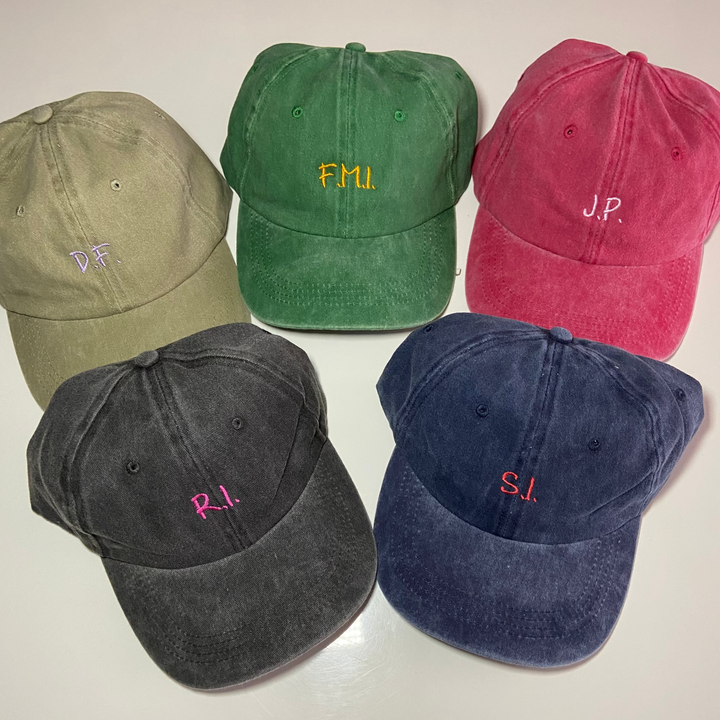 Cappello ricamato in cotone effetto vintage personalizzato, primo piano del ricamo