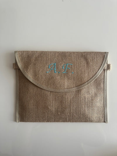 Pochette in juta personalizzata con iniziali  ricamate in azzurro, ideale come borsa elegante e sostenibile per ogni occasione.
