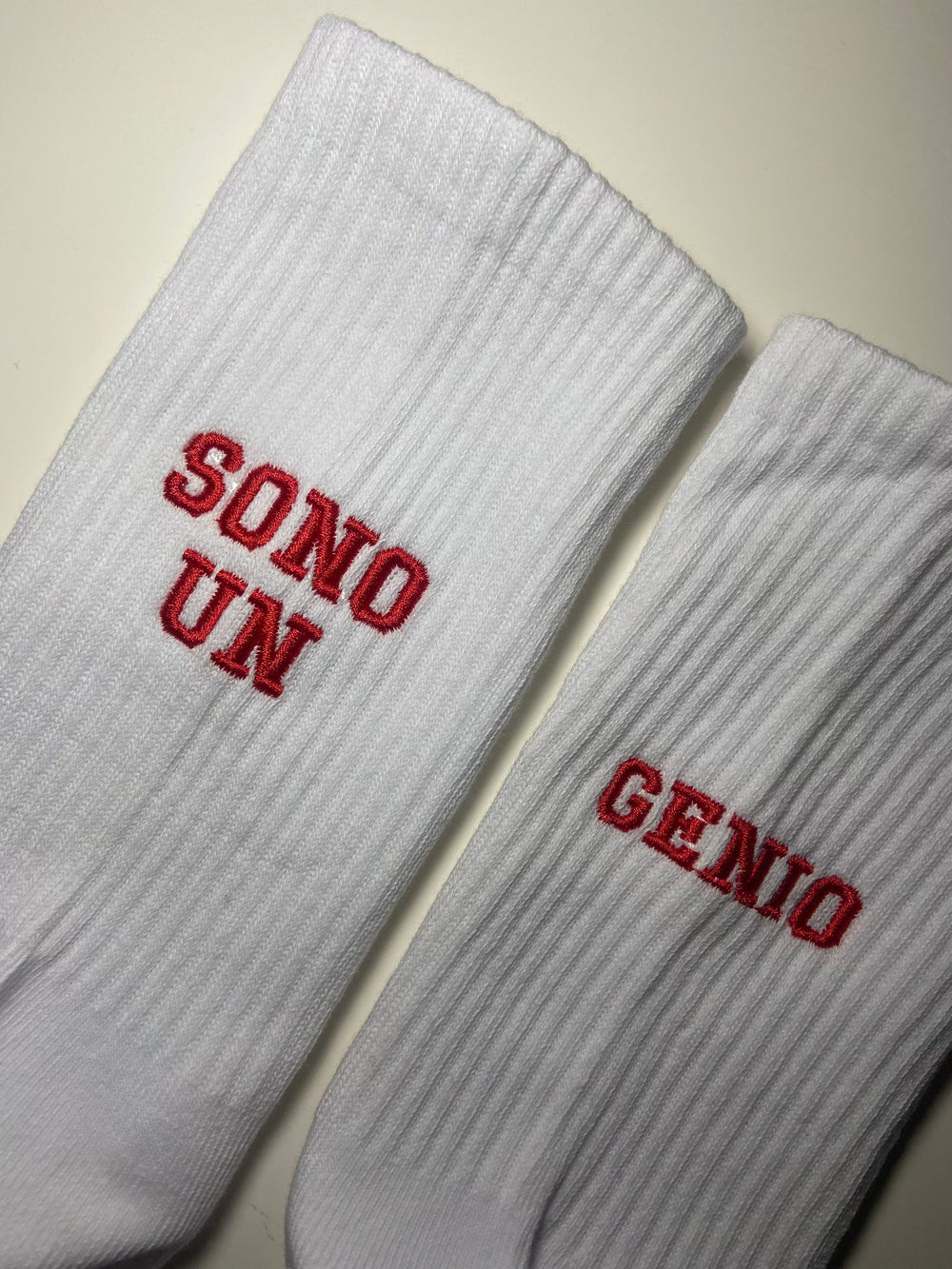 Calzini sportivi personalizzati da ricamare con iniziali, modello bianco con scritta rossa 'SONO UN GENIO' in font maiuscolo. Ideali per look unici.