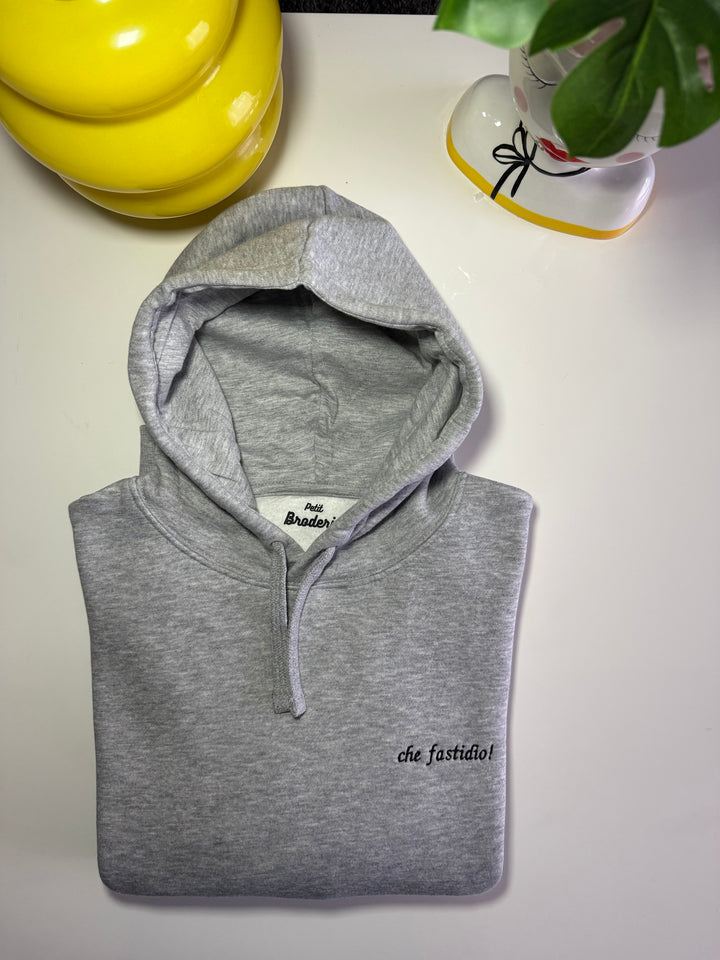 Felpa con cappuccio grigia personalizzata con frase ricamata nera "che fastidio!"