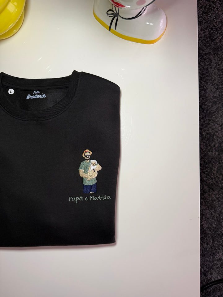 Felpa girocollo nera con foto ricamata a colori di papà con bambino e scritta "Papà e Mattia"