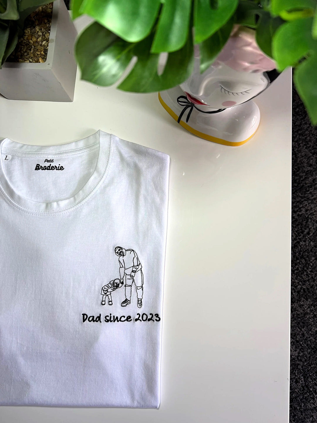 T-shirt bianca personalizzata con ricamo stilizzato nero e frase dedicata al papà
