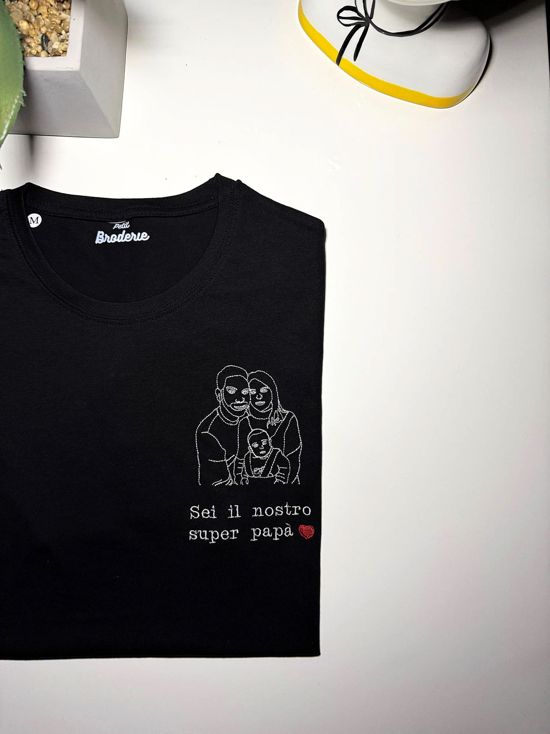 T-shirt nera con foto stilizzata ricamata in bianco e frase per il papà