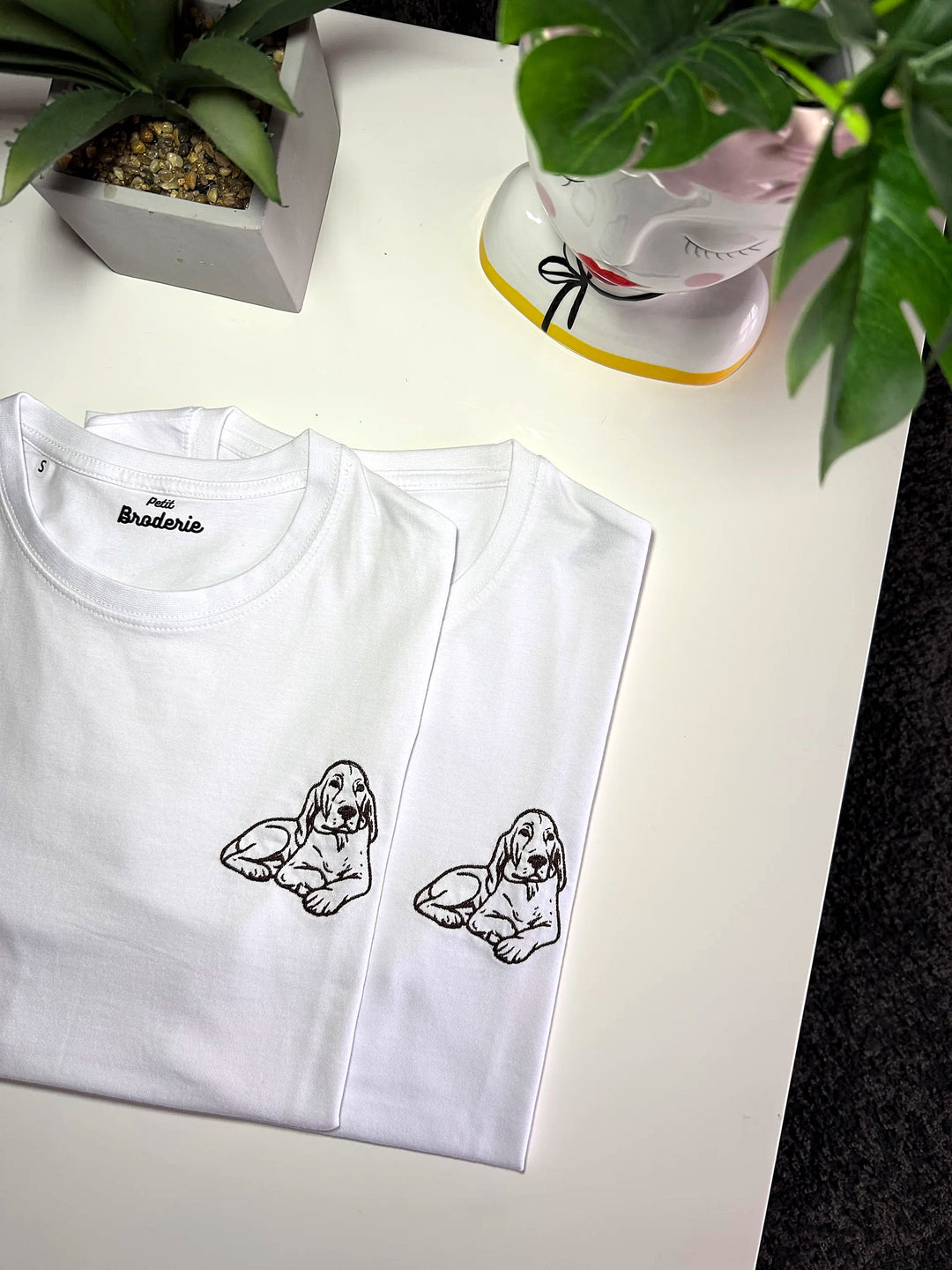 T-shirt personalizzata con ricamo foto stilizzata, vista indossata
