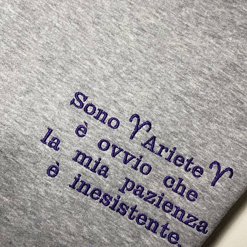 Felpa Personalizzata grigia con ricamo viola &