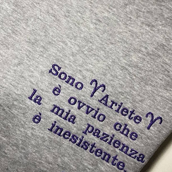 Felpa Personalizzata grigia con ricamo viola &
