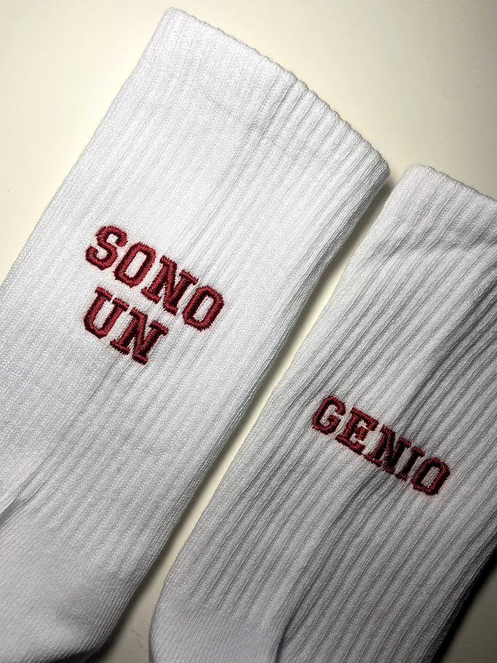Calzini sportivi personalizzati da ricamare con iniziali, modello bianco con scritta rossa &
