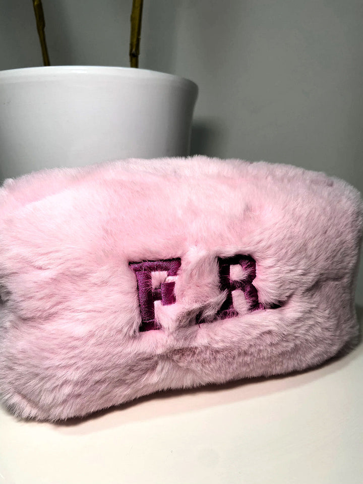 Beauty in peluche rosa con iniziali F.R. ricamate in fucsia
