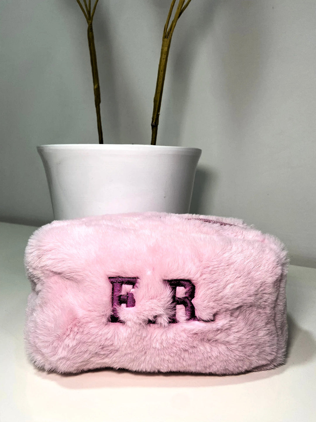 Beauty in peluche rosa con iniziali F.R. ricamate, vista laterale