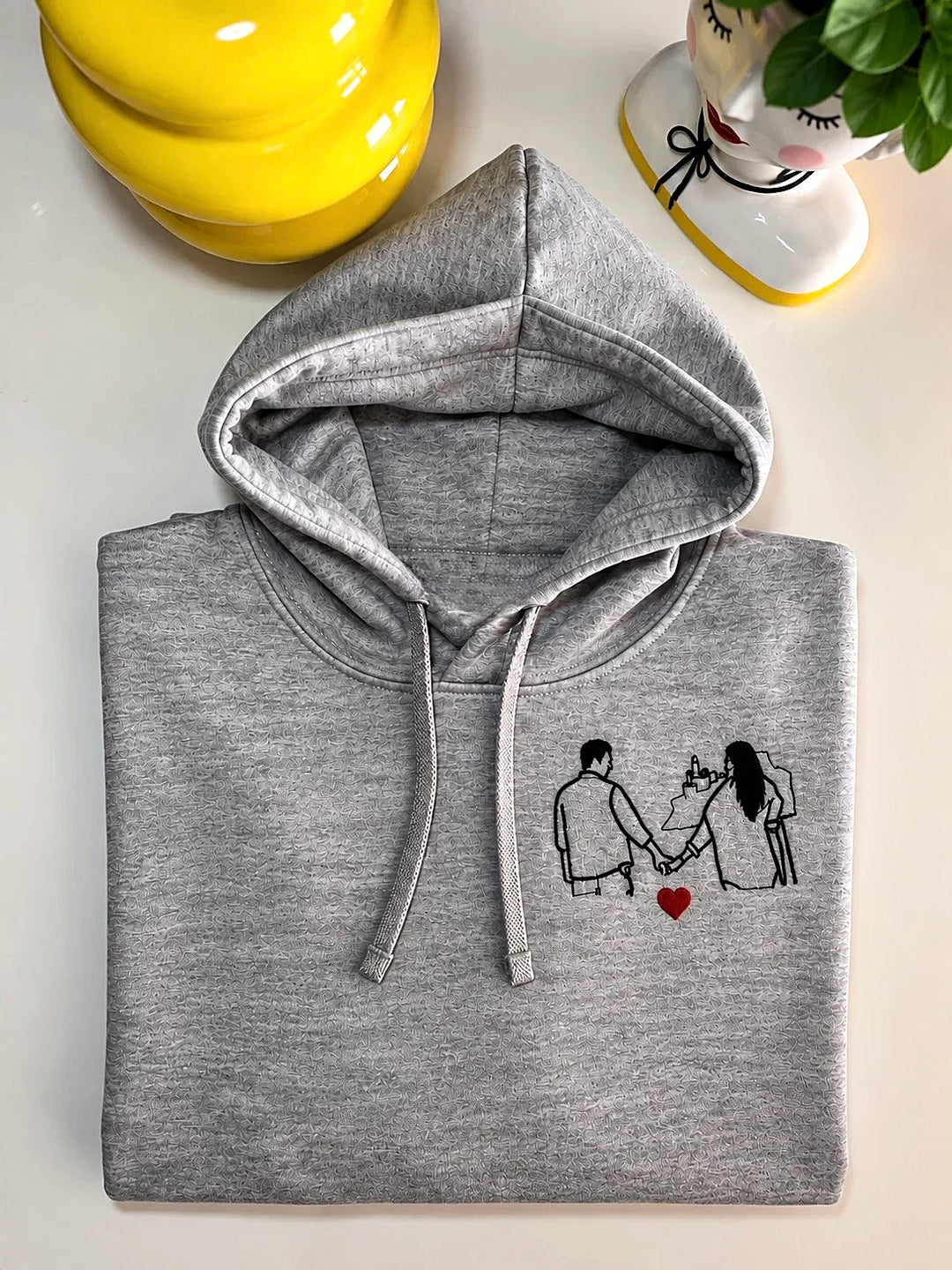 Felpa con cappuccio personalizzata con foto stilizzata ricamata, vista prodotto