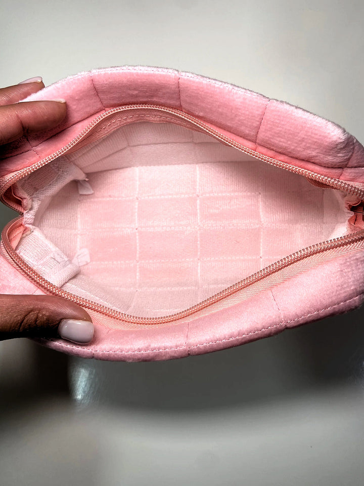 Interno del beauty case in velluto trapuntato rosa