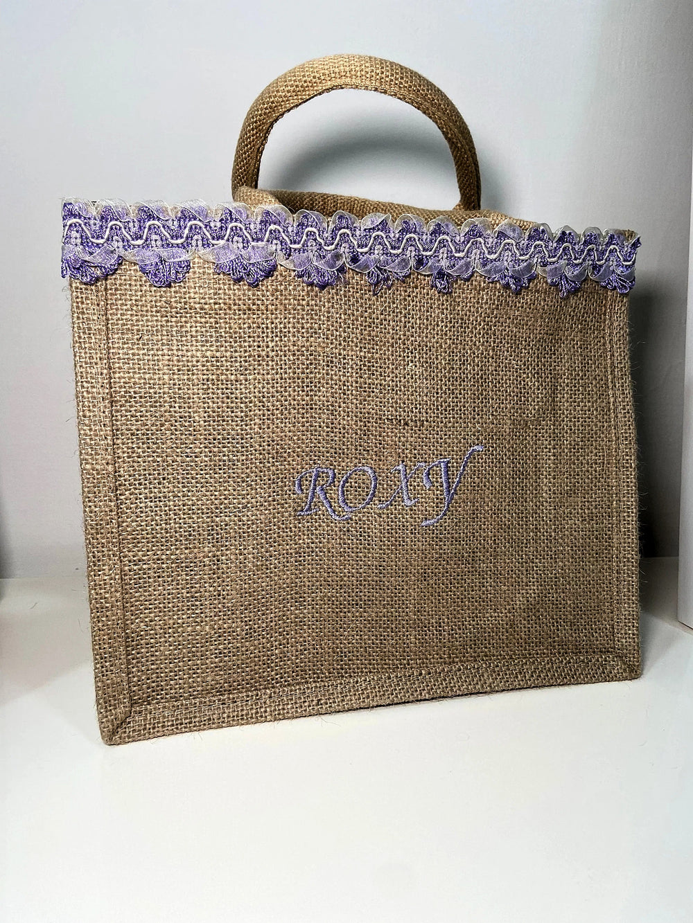 Borsa in juta con passamaneria lilla e iniziali ricamate