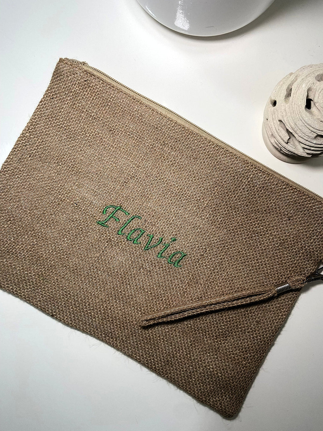 Pochette in juta personalizzata con nome  ricamato in verde, ideale come borsa a mano elegante e sostenibile per ogni occasione.