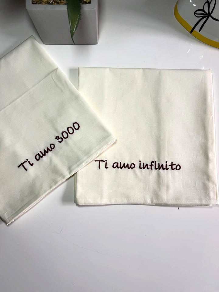 Federe in cotone ricamate con frase, vista 3