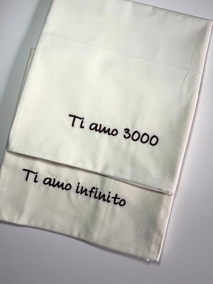 Federe in cotone ricamate con frase, vista 4