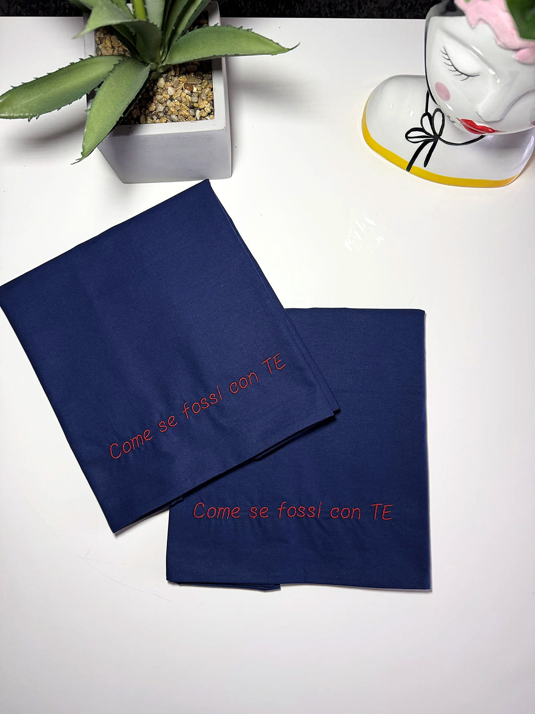 Federe blu navy personalizzate con frase ricamata in rosso