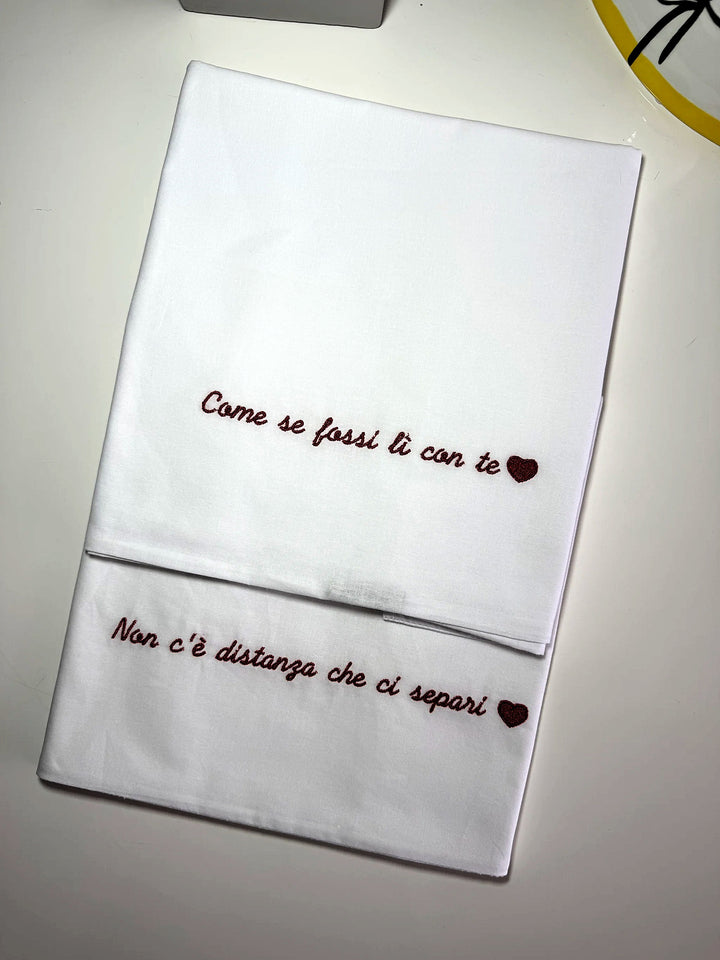 Federe bianche personalizzate con frasi ricamate in rosso e cuore