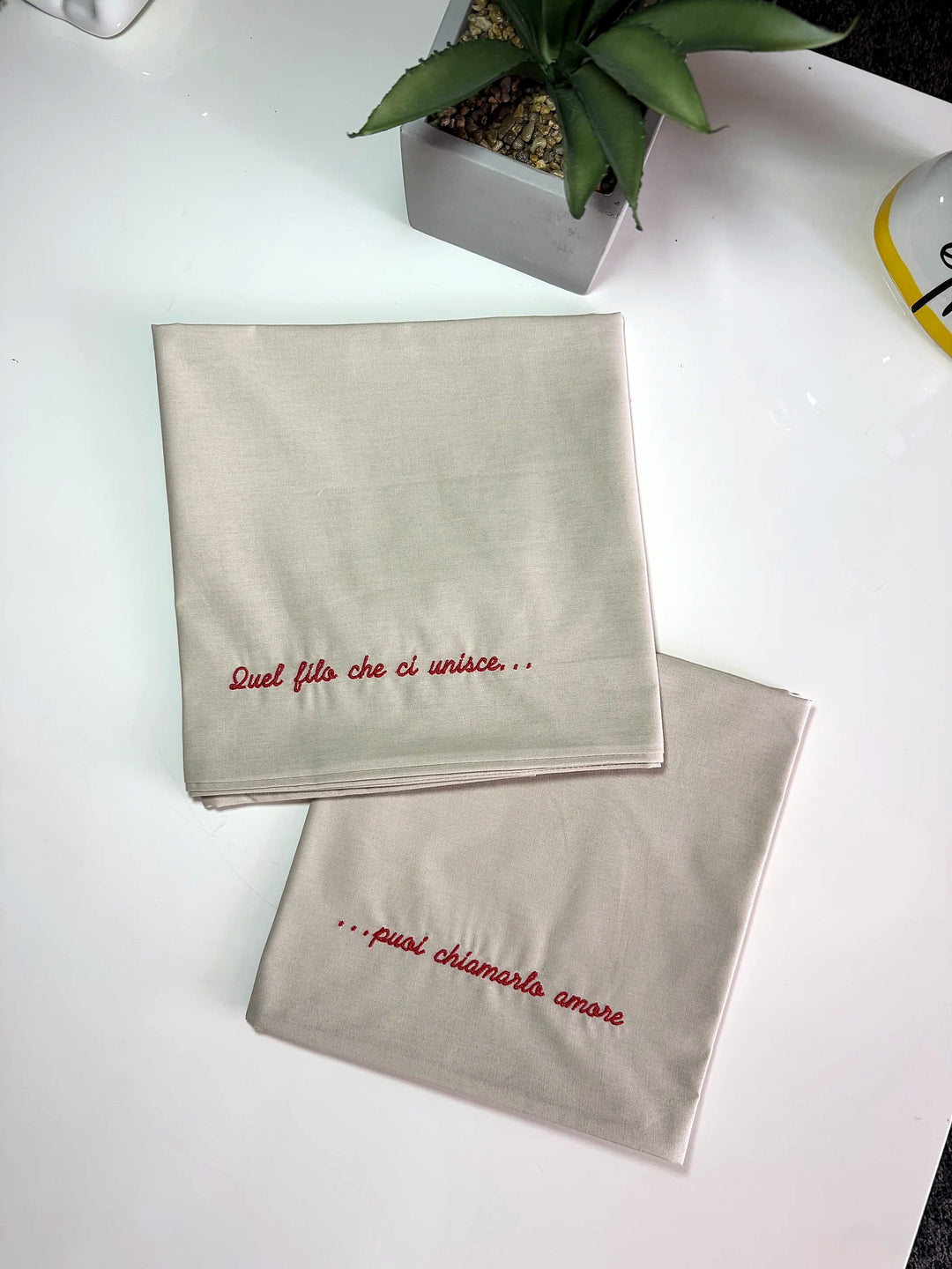Federe grigio tortora personalizzate con frase ricamata in rosso