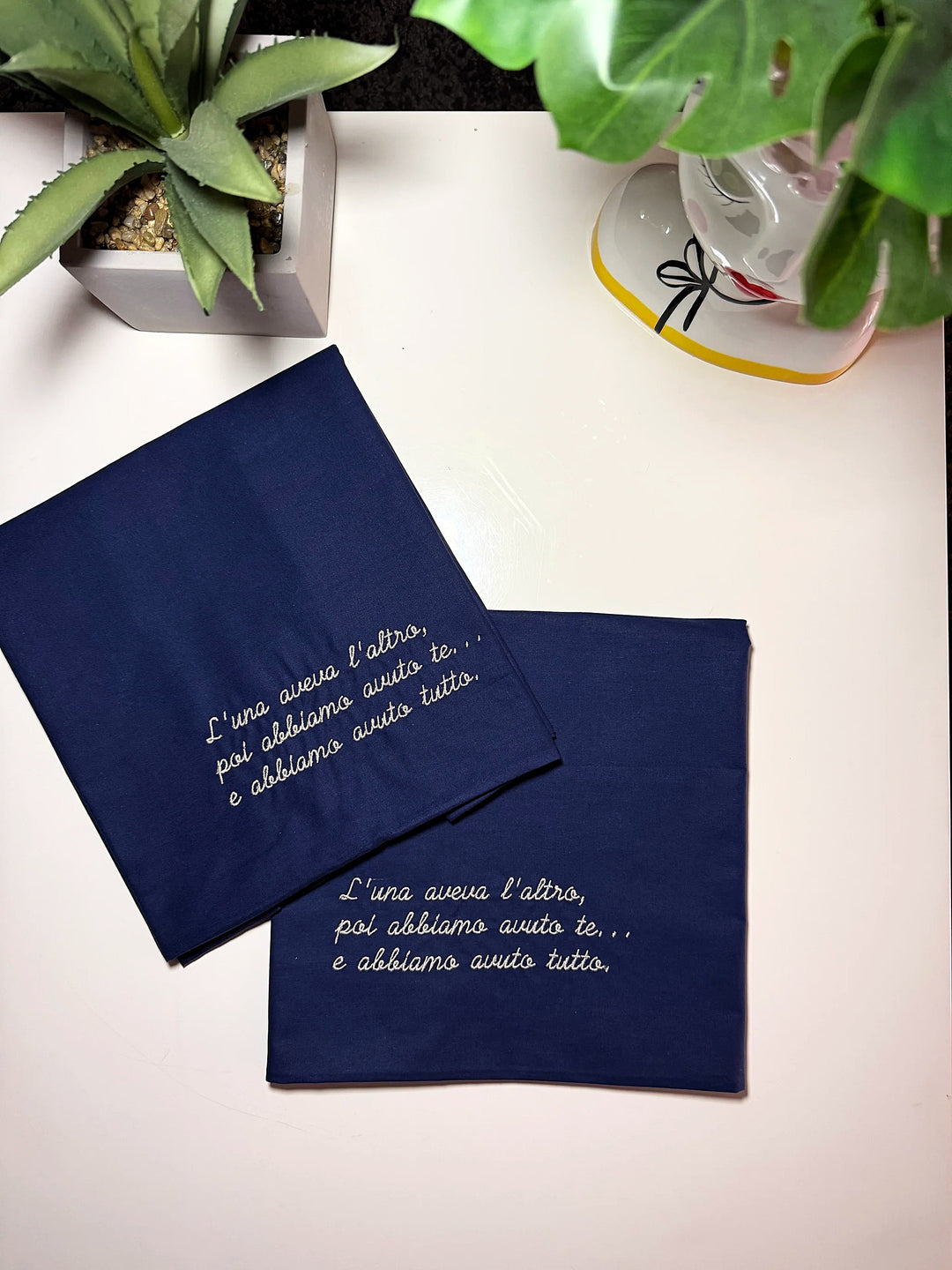 Federe blu navy personalizzate con frase ricamata in bianco