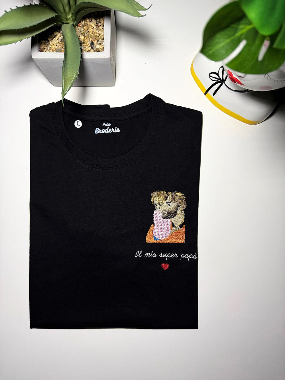 T-shirt nera con foto a colori ricamata sul petto e frase