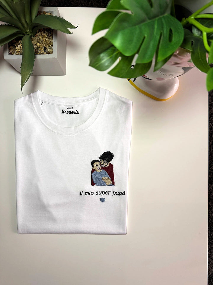 T-shirt bianca con piccola foto a colori ricamata e frase