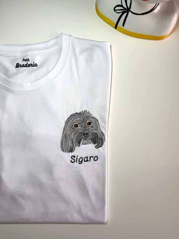 T-shirt bianca con ritratto del cane ricamato e nome Sigaro