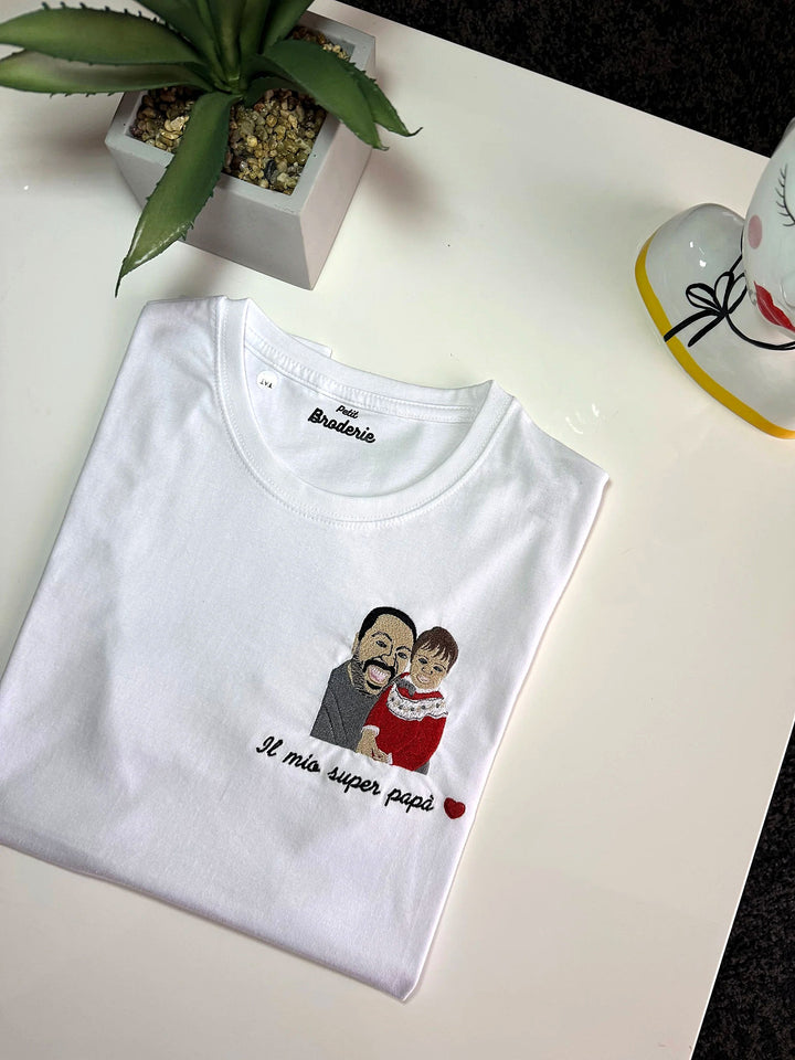T-shirt bianca con foto a colori di papà e bambino ricamata, frase e cuore rosso