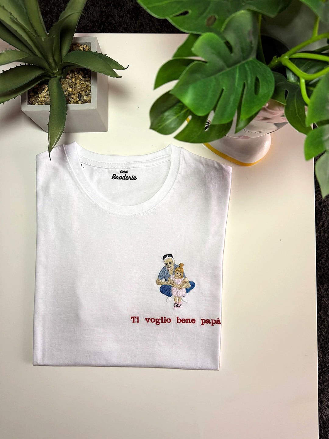 T-shirt bianca con foto di famiglia ricamata a colori e frase