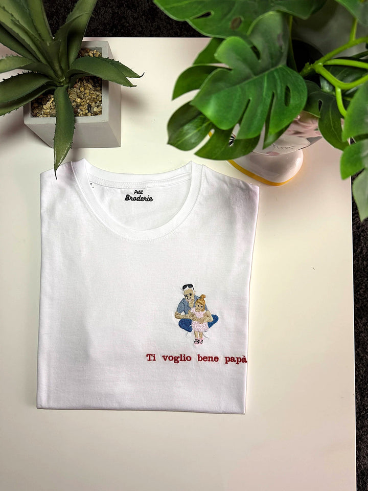 T-shirt bianca con foto di famiglia ricamata a colori e frase