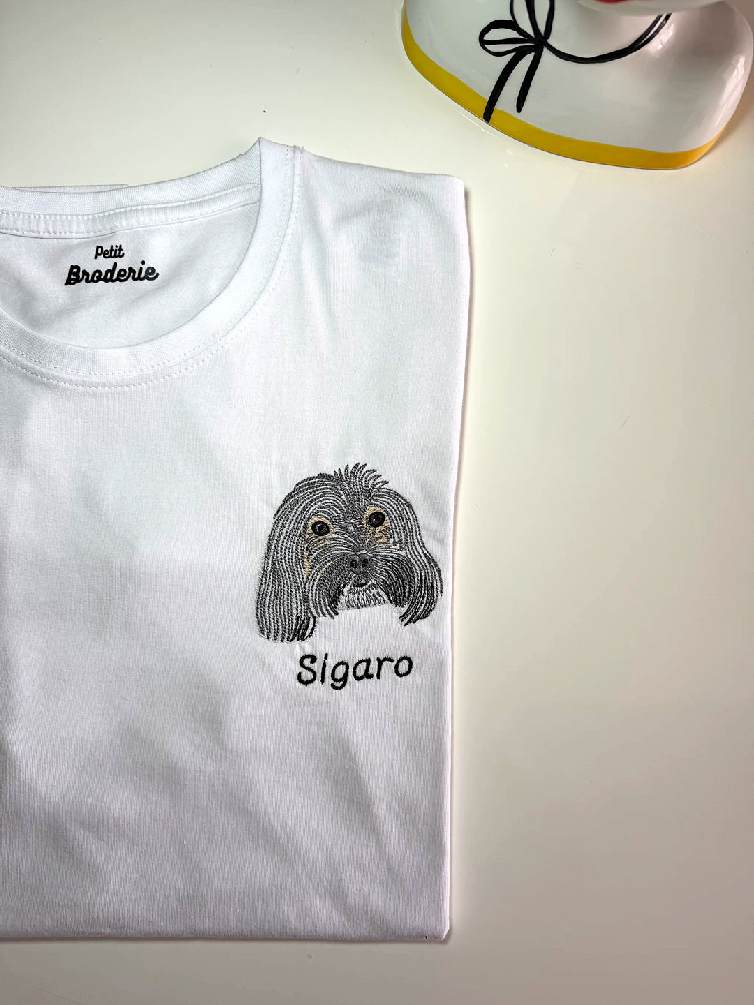 T-shirt bianca con ricamo del ritratto di un cane e nome Sigaro