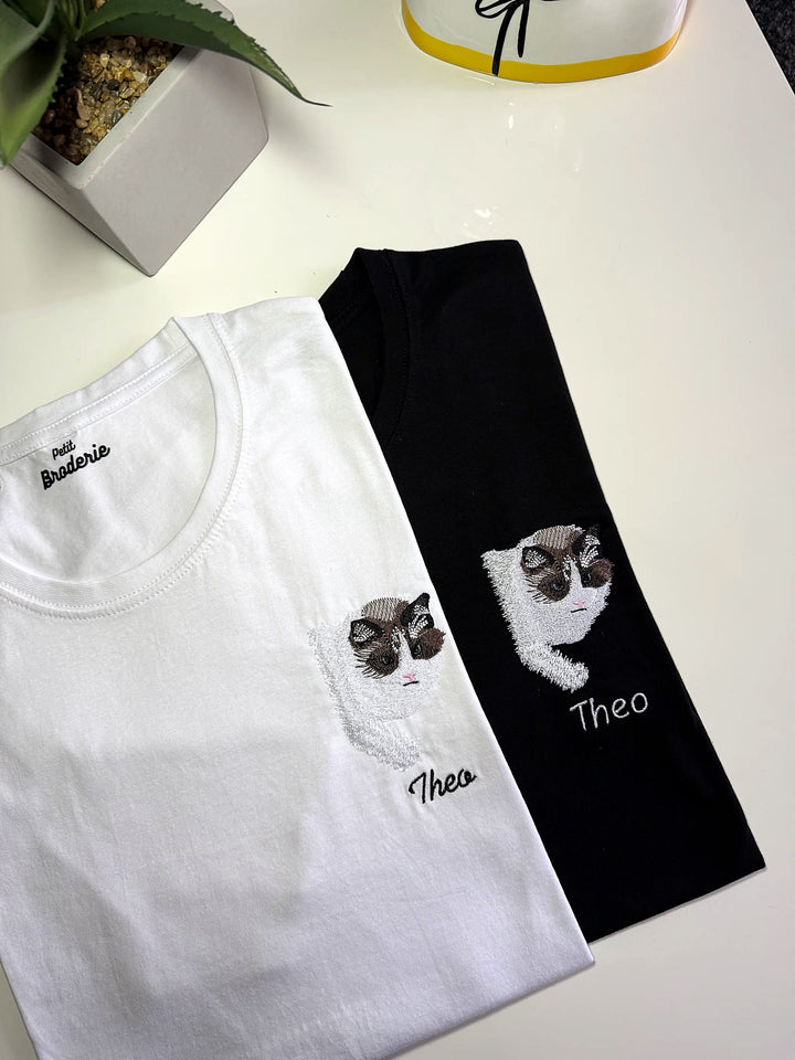 T-shirt bianca e nera con ricamo del ritratto di animali domestici e nome