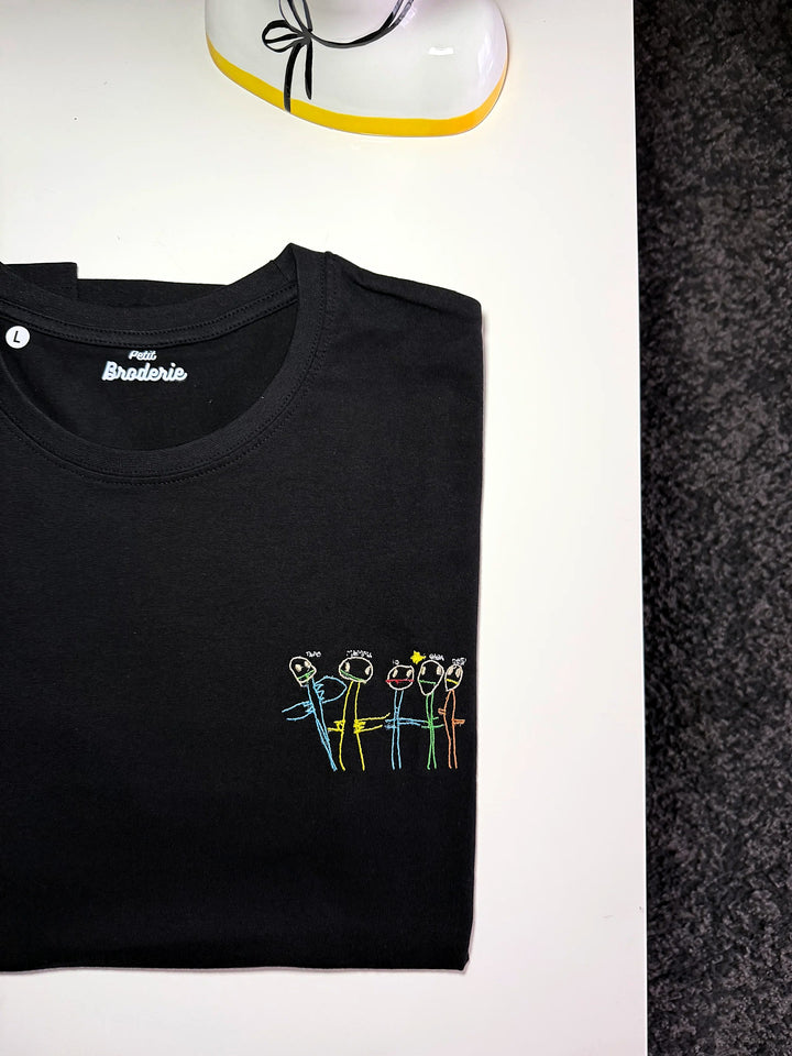 T-shirt nera personalizzata con piccolo ricamo di fiori colorati