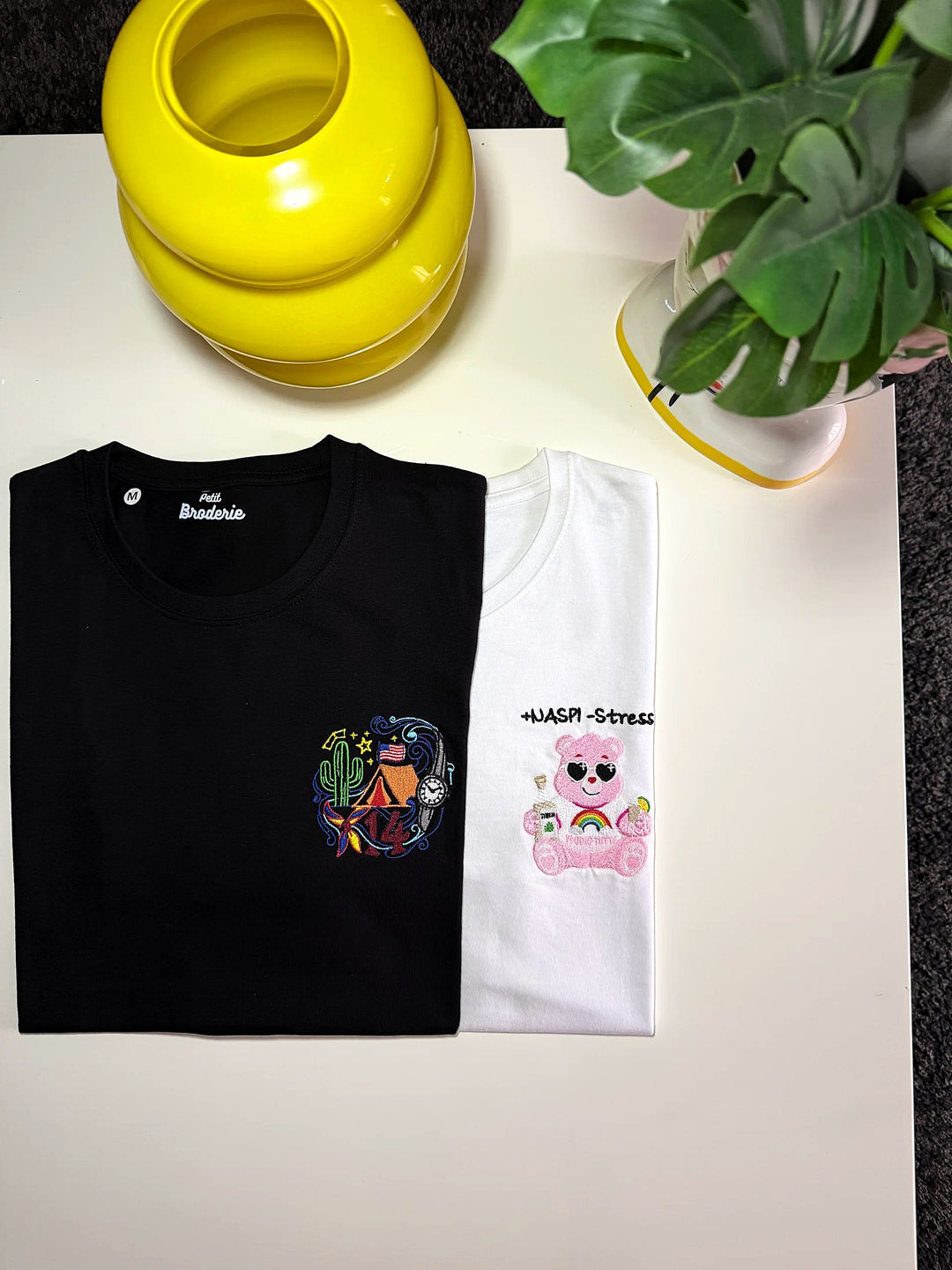 T-shirt nera e t-shirt bianca personalizzate con ricamo colorato