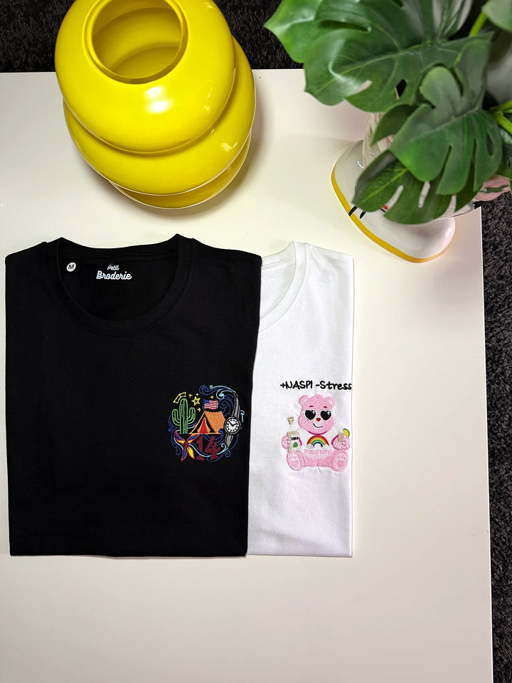 T-shirt nera e t-shirt bianca personalizzate con ricamo colorato