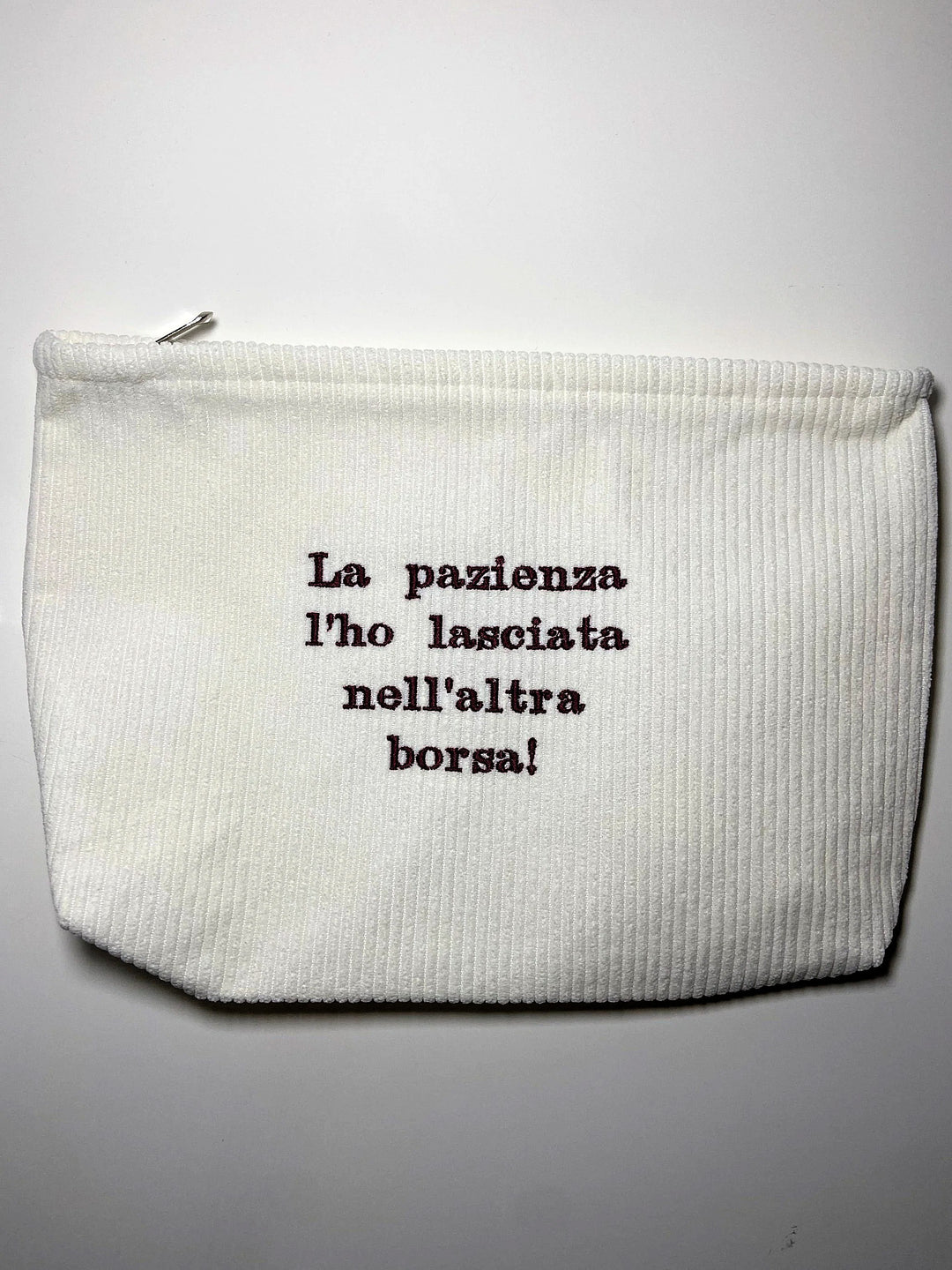 Beauty in velluto bianco con frase ricamata in nero