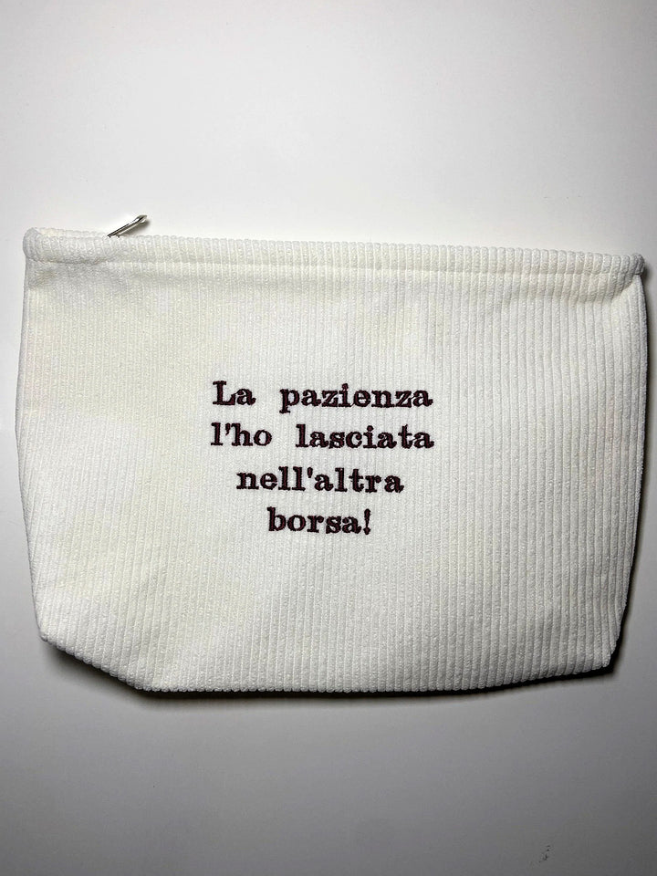 Beauty in velluto bianco con frase ricamata in nero