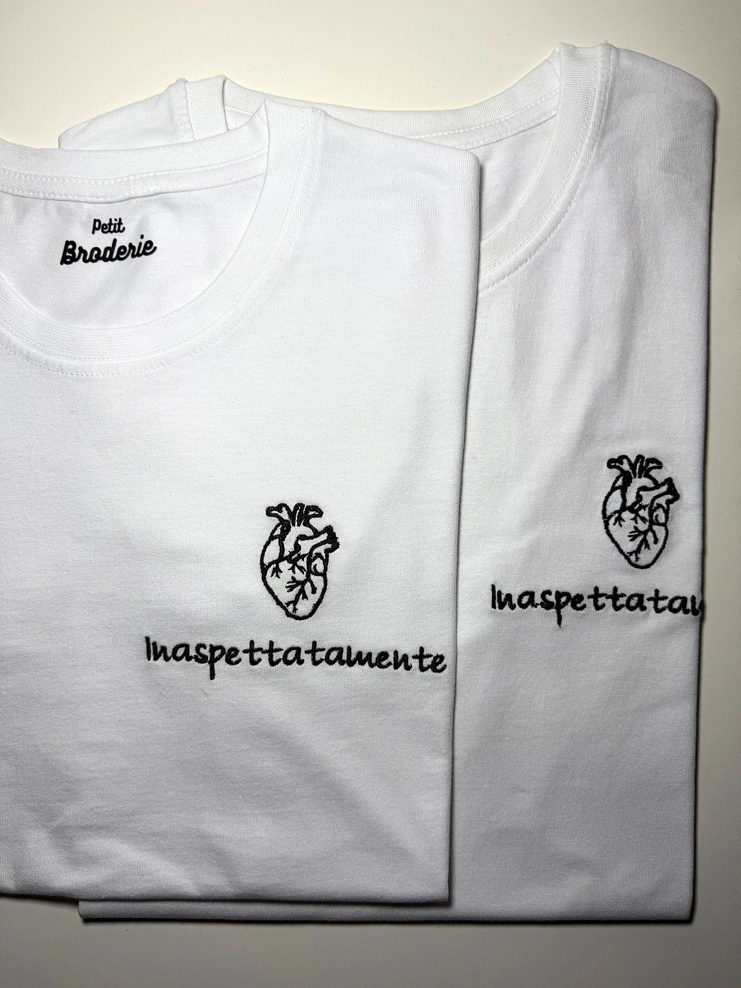 T-shirt personalizzata in cotone con frase ricamata a scelta, stile unico e originale