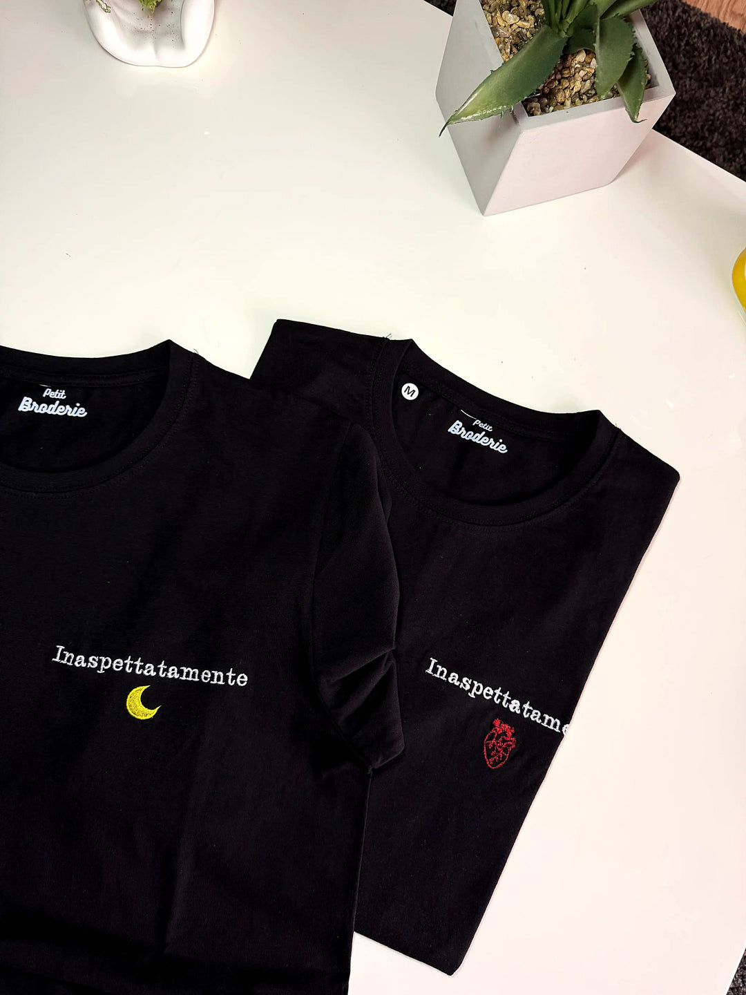 T-shirt personalizzata ricamata in cotone, vista dettaglio ricamo