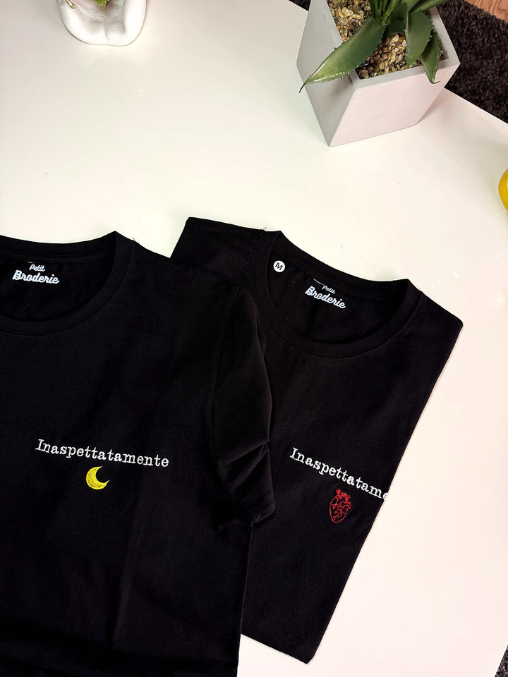 T-shirt personalizzata ricamata in cotone, vista dettaglio ricamo